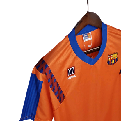 https://cdn.shopify.com/s/files/1/0826/7228/8075/files/19911992-fc-barcelona-orange-away-retro-kit-classickits433-691982.webp?v=1741199017