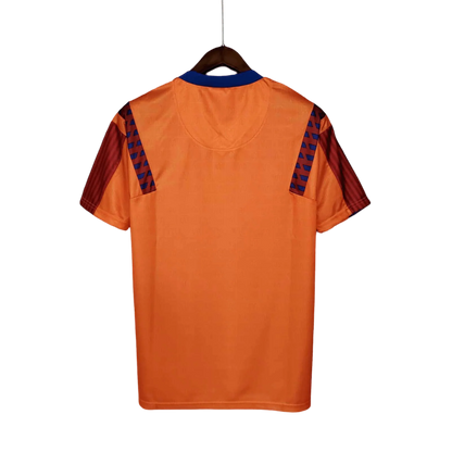 https://cdn.shopify.com/s/files/1/0826/7228/8075/files/19911992-fc-barcelona-orange-away-retro-kit-classickits433-842174.webp?v=1741199017
