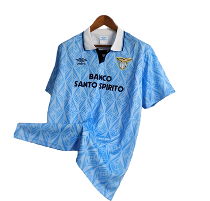 https://cdn.shopify.com/s/files/1/0826/7228/8075/files/19911992-lazio-banco-santo-spirito-home-retro-kit-classickits433-402222.webp?v=1741199021