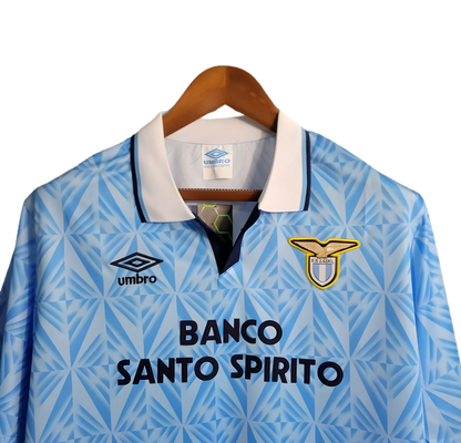 https://cdn.shopify.com/s/files/1/0826/7228/8075/files/19911992-lazio-banco-santo-spirito-home-retro-kit-classickits433-548014.webp?v=1741199020