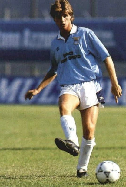 https://cdn.shopify.com/s/files/1/0826/7228/8075/files/19911992-lazio-banco-santo-spirito-home-retro-kit-classickits433-558755.webp?v=1741199021