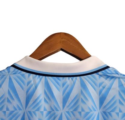 https://cdn.shopify.com/s/files/1/0826/7228/8075/files/19911992-lazio-banco-santo-spirito-home-retro-kit-classickits433-874951.webp?v=1741199022