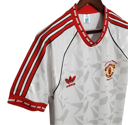 https://cdn.shopify.com/s/files/1/0826/7228/8075/files/19911992-manchester-united-white-third-retro-kit-classickits433-180049.webp?v=1741199137