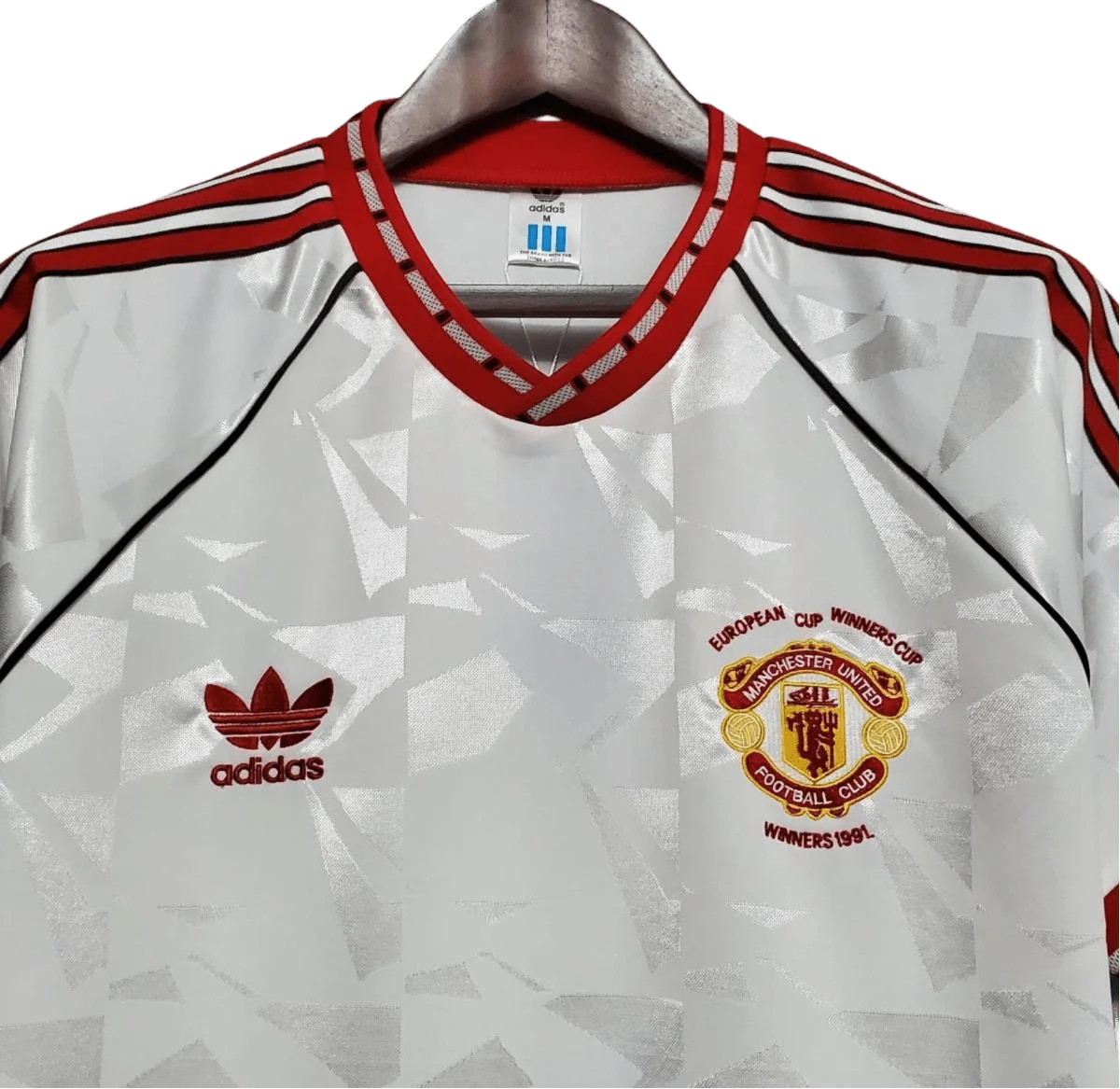 https://cdn.shopify.com/s/files/1/0826/7228/8075/files/19911992-manchester-united-white-third-retro-kit-classickits433-284286.webp?v=1741199138
