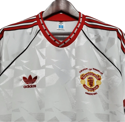 https://cdn.shopify.com/s/files/1/0826/7228/8075/files/19911992-manchester-united-white-third-retro-kit-classickits433-284286.webp?v=1741199138