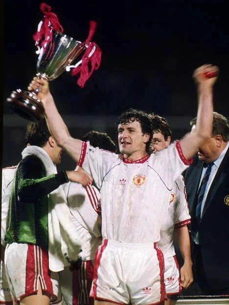 https://cdn.shopify.com/s/files/1/0826/7228/8075/files/19911992-manchester-united-white-third-retro-kit-classickits433-704252.webp?v=1741199135