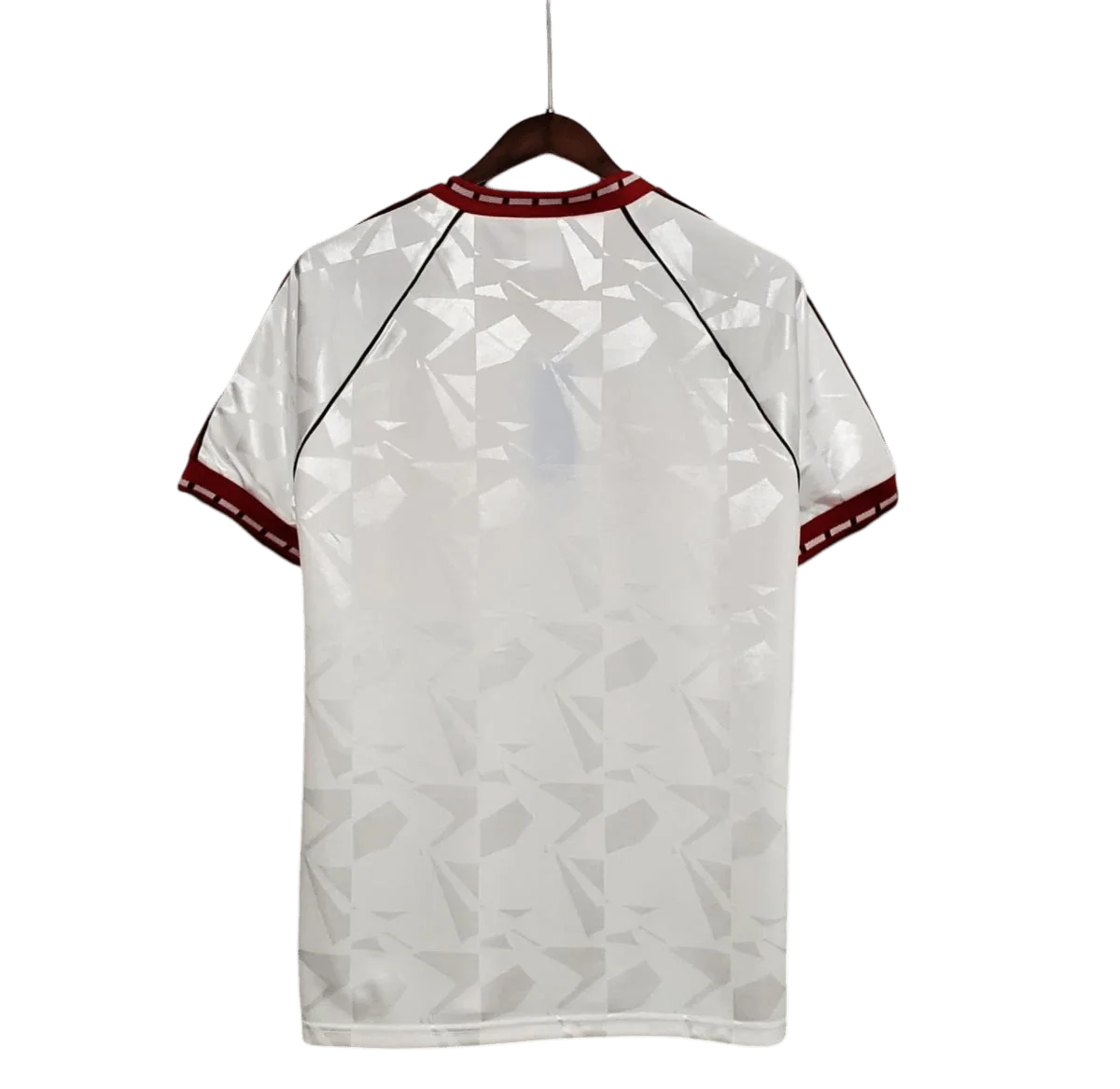 https://cdn.shopify.com/s/files/1/0826/7228/8075/files/19911992-manchester-united-white-third-retro-kit-classickits433-714232.webp?v=1741199138