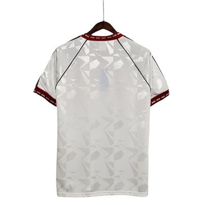 https://cdn.shopify.com/s/files/1/0826/7228/8075/files/19911992-manchester-united-white-third-retro-kit-classickits433-714232.webp?v=1741199138