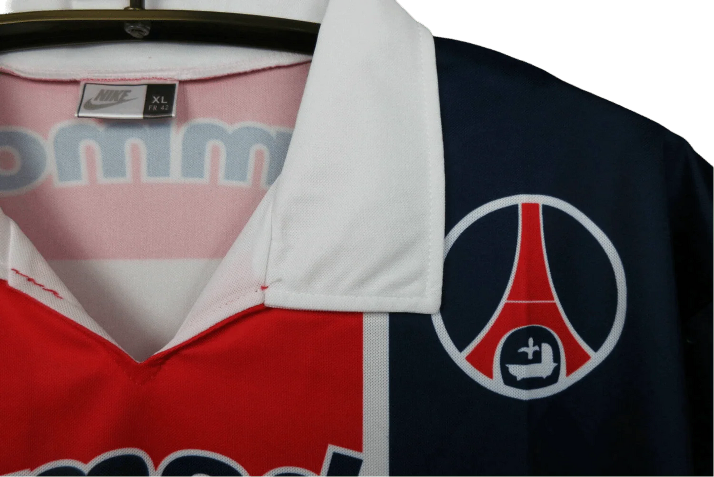 https://cdn.shopify.com/s/files/1/0826/7228/8075/files/19911992-paris-saint-germain-commodore-muller-home-retro-jersey-at-govintagejersey-528231.webp?v=1741199410