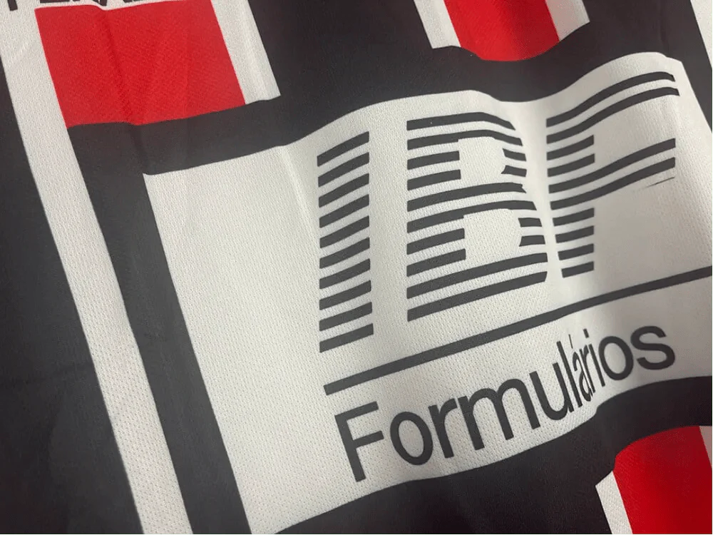https://cdn.shopify.com/s/files/1/0826/7228/8075/files/19911992-sao-paulo-ibf-formularios-away-retro-jersey-874469.webp?v=1741197156