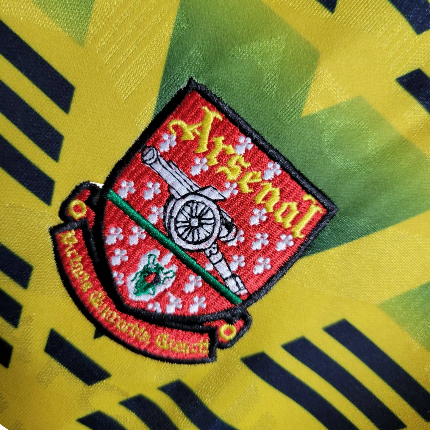https://cdn.shopify.com/s/files/1/0826/7228/8075/files/19911993-arsenal-jvc-away-retro-kit-long-sleeve-classickits433-208784.webp?v=1741198385