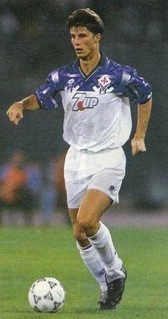 https://cdn.shopify.com/s/files/1/0826/7228/8075/files/19921993-fiorentina-florence-7up-away-retro-kit-classickits433-321562.webp?v=1741199031