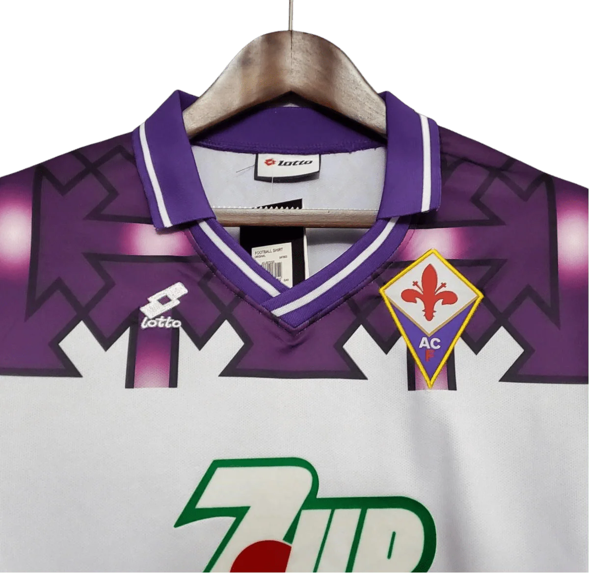 https://cdn.shopify.com/s/files/1/0826/7228/8075/files/19921993-fiorentina-florence-7up-away-retro-kit-classickits433-391460.webp?v=1741199033