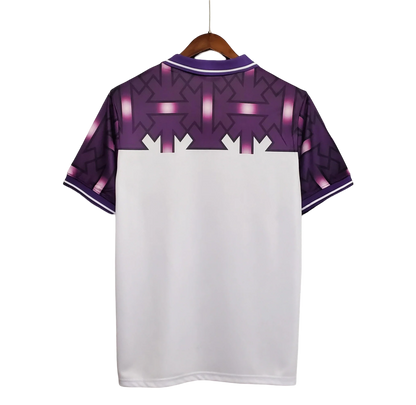 https://cdn.shopify.com/s/files/1/0826/7228/8075/files/19921993-fiorentina-florence-7up-away-retro-kit-classickits433-656890.webp?v=1741199033
