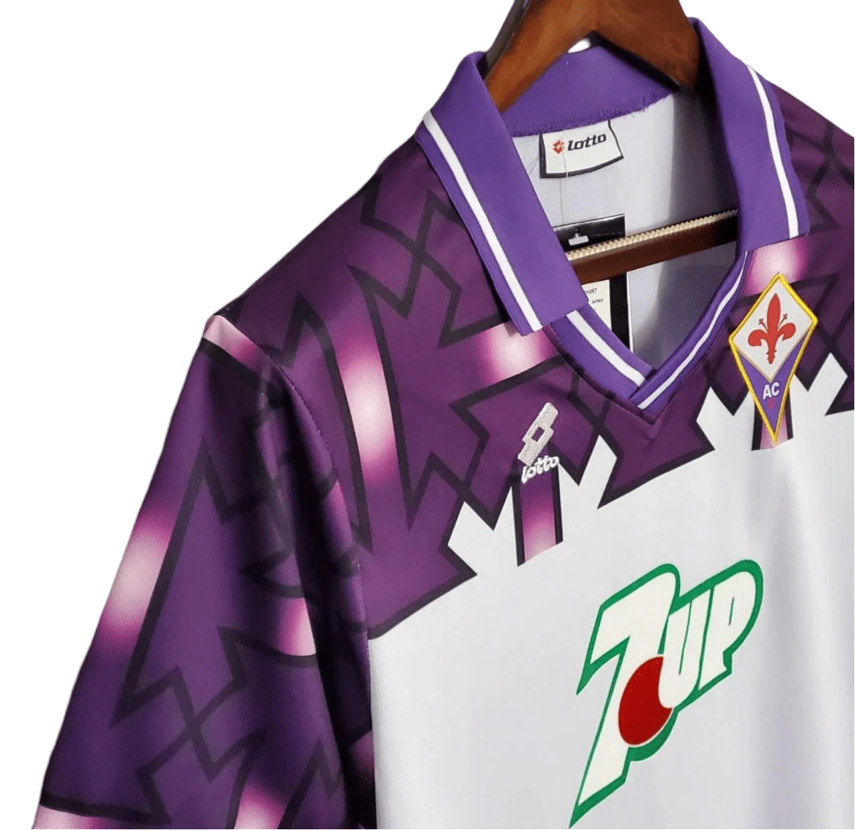 https://cdn.shopify.com/s/files/1/0826/7228/8075/files/19921993-fiorentina-florence-7up-away-retro-kit-classickits433-802734.webp?v=1741199032