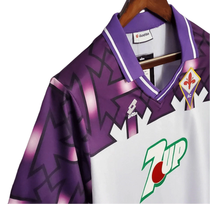 https://cdn.shopify.com/s/files/1/0826/7228/8075/files/19921993-fiorentina-florence-7up-away-retro-kit-classickits433-802734.webp?v=1741199032