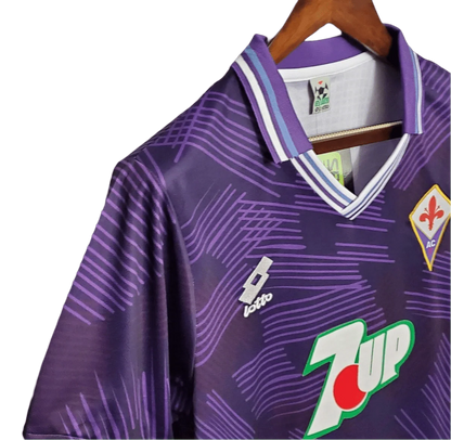 https://cdn.shopify.com/s/files/1/0826/7228/8075/files/19921993-fiorentina-florence-7up-home-retro-kit-govintagejersey-816946.webp?v=1741199019