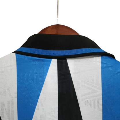 https://cdn.shopify.com/s/files/1/0826/7228/8075/files/19921993-inter-milan-fiorucci-away-retro-kit-261670.webp?v=1741197490
