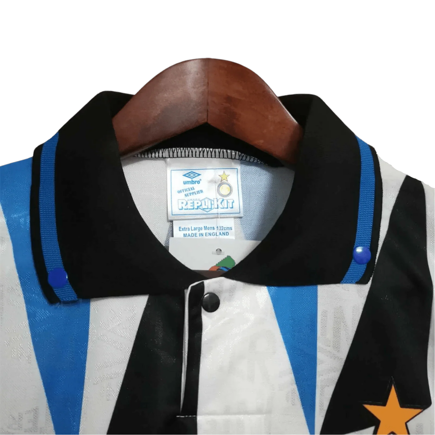https://cdn.shopify.com/s/files/1/0826/7228/8075/files/19921993-inter-milan-fiorucci-away-retro-kit-376485.webp?v=1741197489