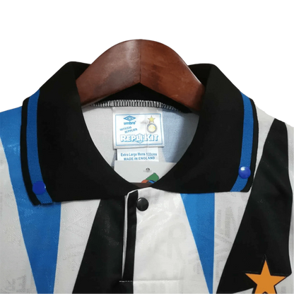 https://cdn.shopify.com/s/files/1/0826/7228/8075/files/19921993-inter-milan-fiorucci-away-retro-kit-376485.webp?v=1741197489