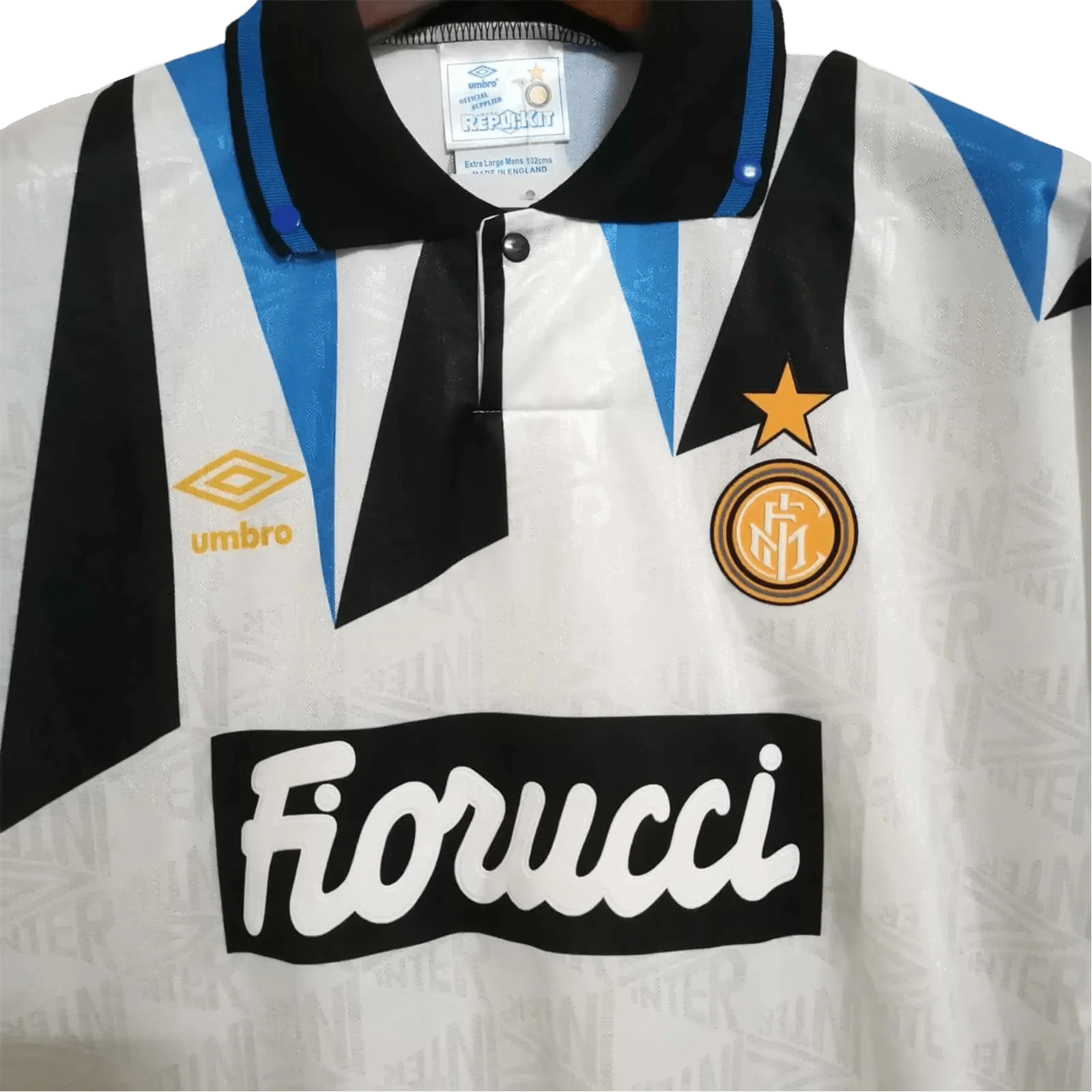 https://cdn.shopify.com/s/files/1/0826/7228/8075/files/19921993-inter-milan-fiorucci-away-retro-kit-584527.webp?v=1741197492