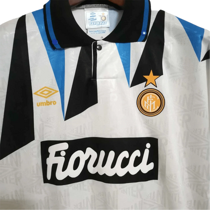https://cdn.shopify.com/s/files/1/0826/7228/8075/files/19921993-inter-milan-fiorucci-away-retro-kit-584527.webp?v=1741197492