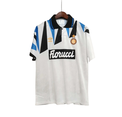 https://cdn.shopify.com/s/files/1/0826/7228/8075/files/19921993-inter-milan-fiorucci-away-retro-kit-676311.webp?v=1741197488