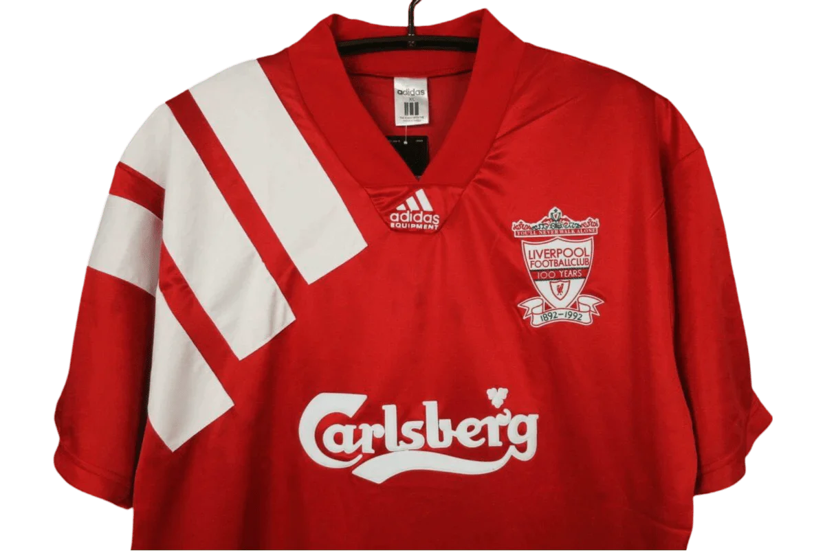 https://cdn.shopify.com/s/files/1/0826/7228/8075/files/19921993-liverpool-carlsberg-home-retro-kit-classickits433-644700.webp?v=1741199195