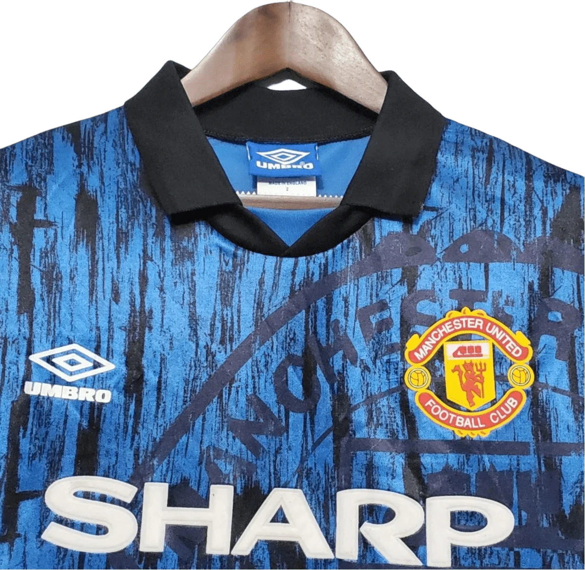 https://cdn.shopify.com/s/files/1/0826/7228/8075/files/19921993-manchester-united-sharp-blue-away-retro-kit-classickits433-150895.webp?v=1741199175