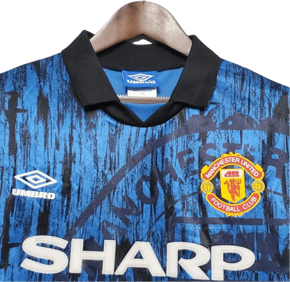 https://cdn.shopify.com/s/files/1/0826/7228/8075/files/19921993-manchester-united-sharp-blue-away-retro-kit-classickits433-150895.webp?v=1741199175