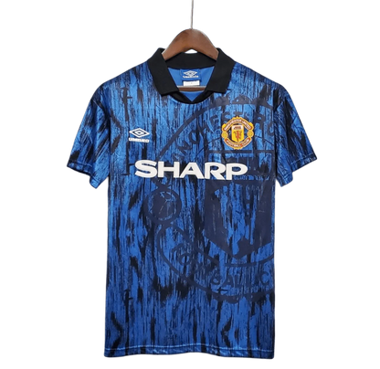 https://cdn.shopify.com/s/files/1/0826/7228/8075/files/19921993-manchester-united-sharp-blue-away-retro-kit-classickits433-175716.webp?v=1741199174