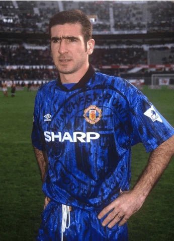 https://cdn.shopify.com/s/files/1/0826/7228/8075/files/19921993-manchester-united-sharp-blue-away-retro-kit-classickits433-325185.webp?v=1741199171