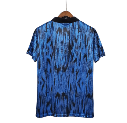 https://cdn.shopify.com/s/files/1/0826/7228/8075/files/19921993-manchester-united-sharp-blue-away-retro-kit-classickits433-936051.webp?v=1741199174