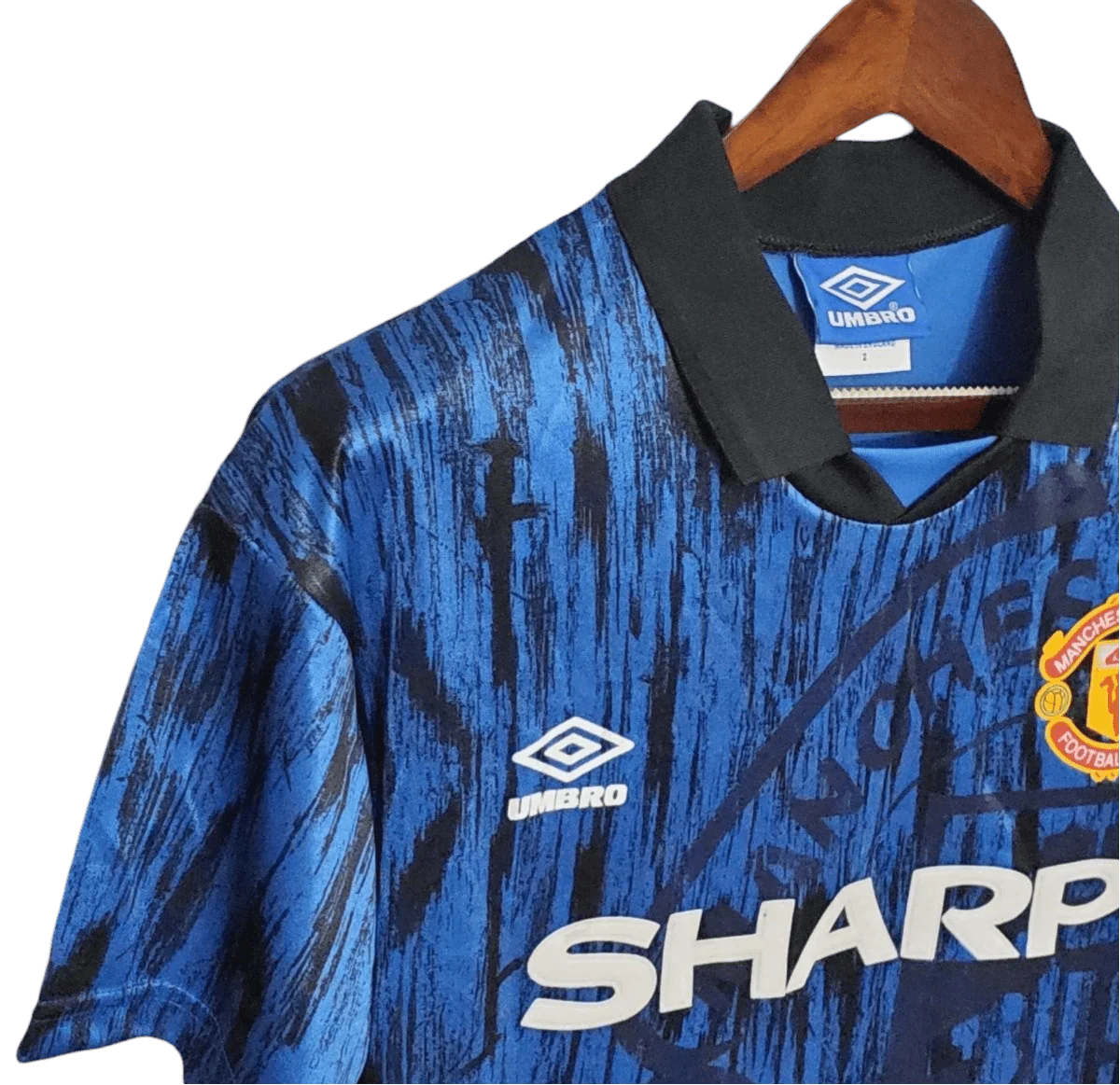 https://cdn.shopify.com/s/files/1/0826/7228/8075/files/19921993-manchester-united-sharp-blue-away-retro-kit-classickits433-988221.webp?v=1741199174