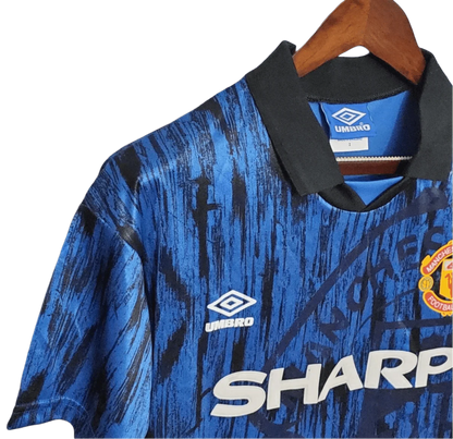 https://cdn.shopify.com/s/files/1/0826/7228/8075/files/19921993-manchester-united-sharp-blue-away-retro-kit-classickits433-988221.webp?v=1741199174