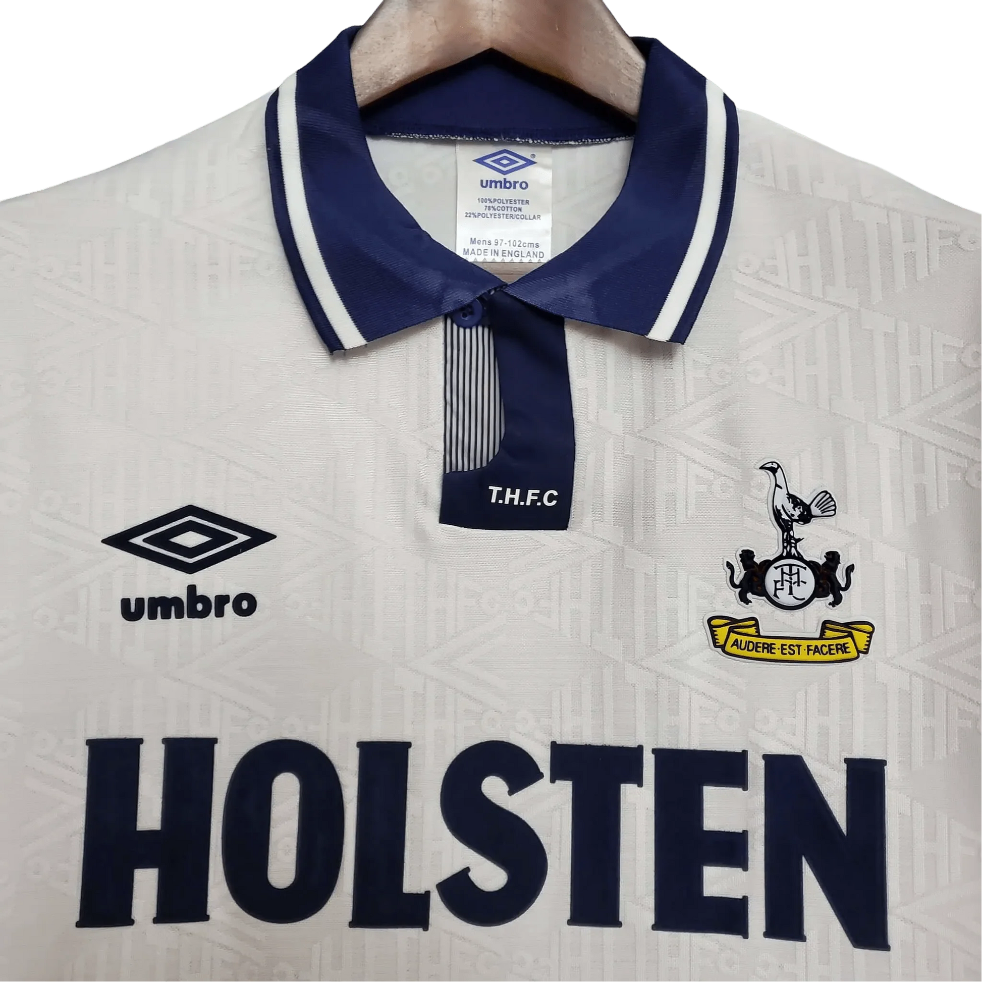 https://cdn.shopify.com/s/files/1/0826/7228/8075/files/19921993-tottenham-hotspur-holsten-home-retro-kit-classickits433-224415.webp?v=1741198013