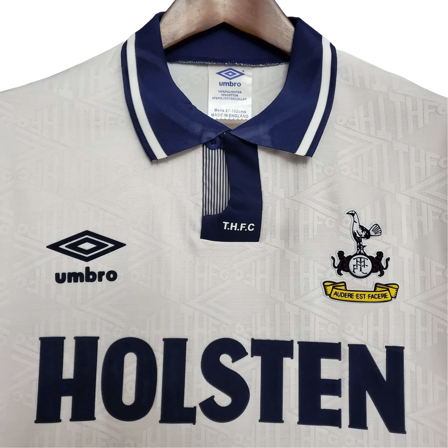 https://cdn.shopify.com/s/files/1/0826/7228/8075/files/19921993-tottenham-hotspur-holsten-home-retro-kit-classickits433-224415.webp?v=1741198013