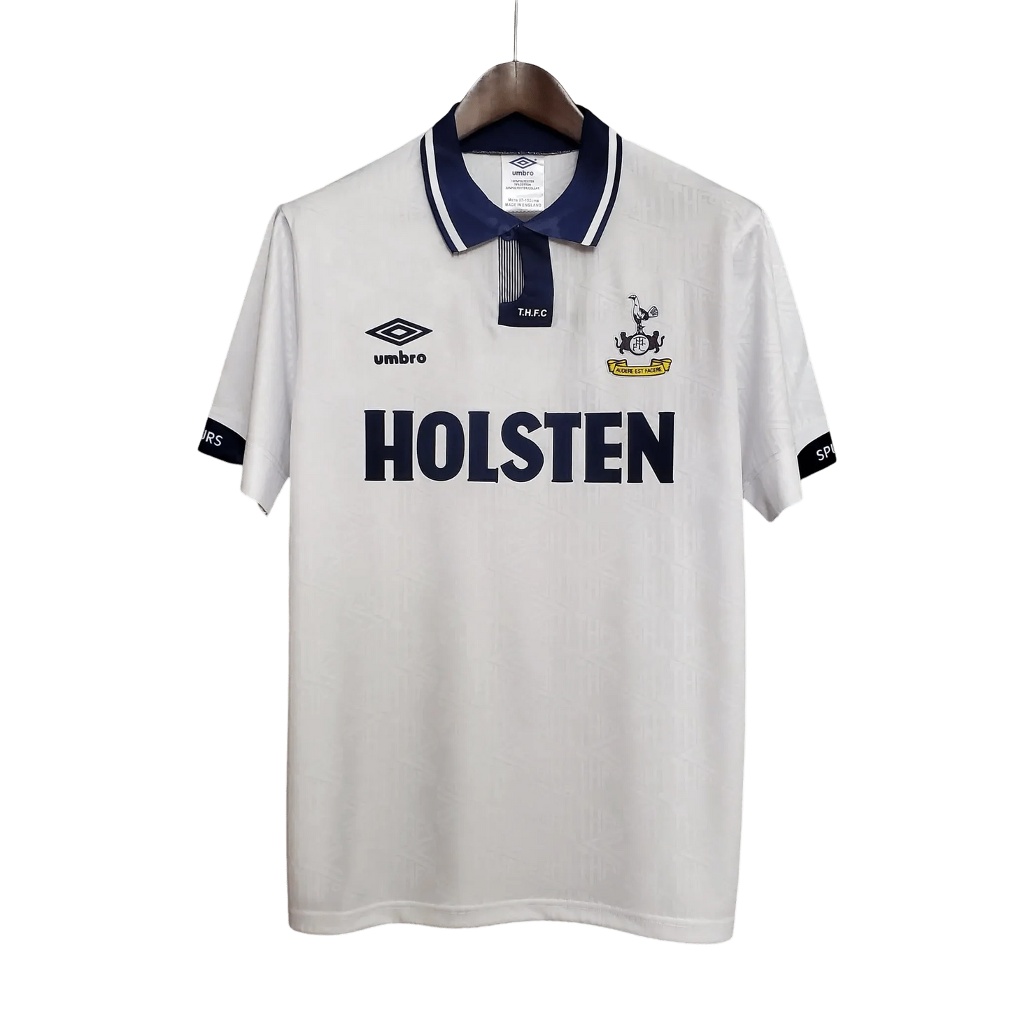 https://cdn.shopify.com/s/files/1/0826/7228/8075/files/19921993-tottenham-hotspur-holsten-home-retro-kit-classickits433-511227.webp?v=1741198011