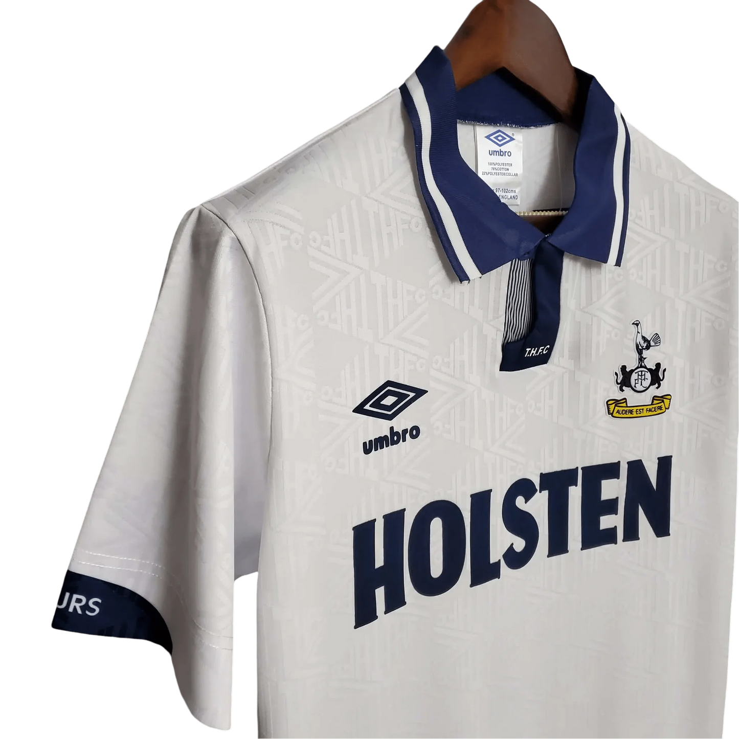 https://cdn.shopify.com/s/files/1/0826/7228/8075/files/19921993-tottenham-hotspur-holsten-home-retro-kit-classickits433-516729.webp?v=1741198013