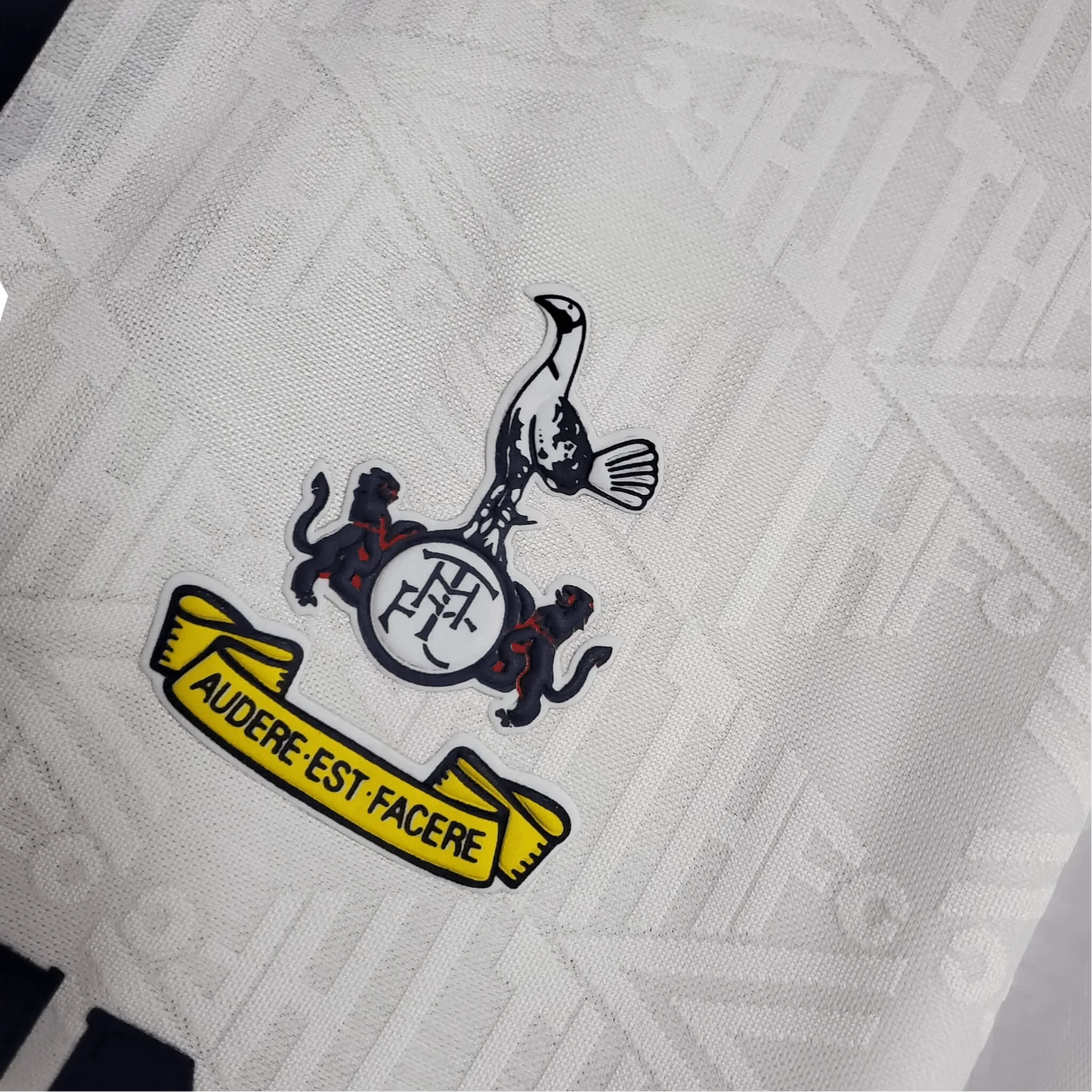 https://cdn.shopify.com/s/files/1/0826/7228/8075/files/19921993-tottenham-hotspur-holsten-home-retro-kit-classickits433-603387.webp?v=1741198011