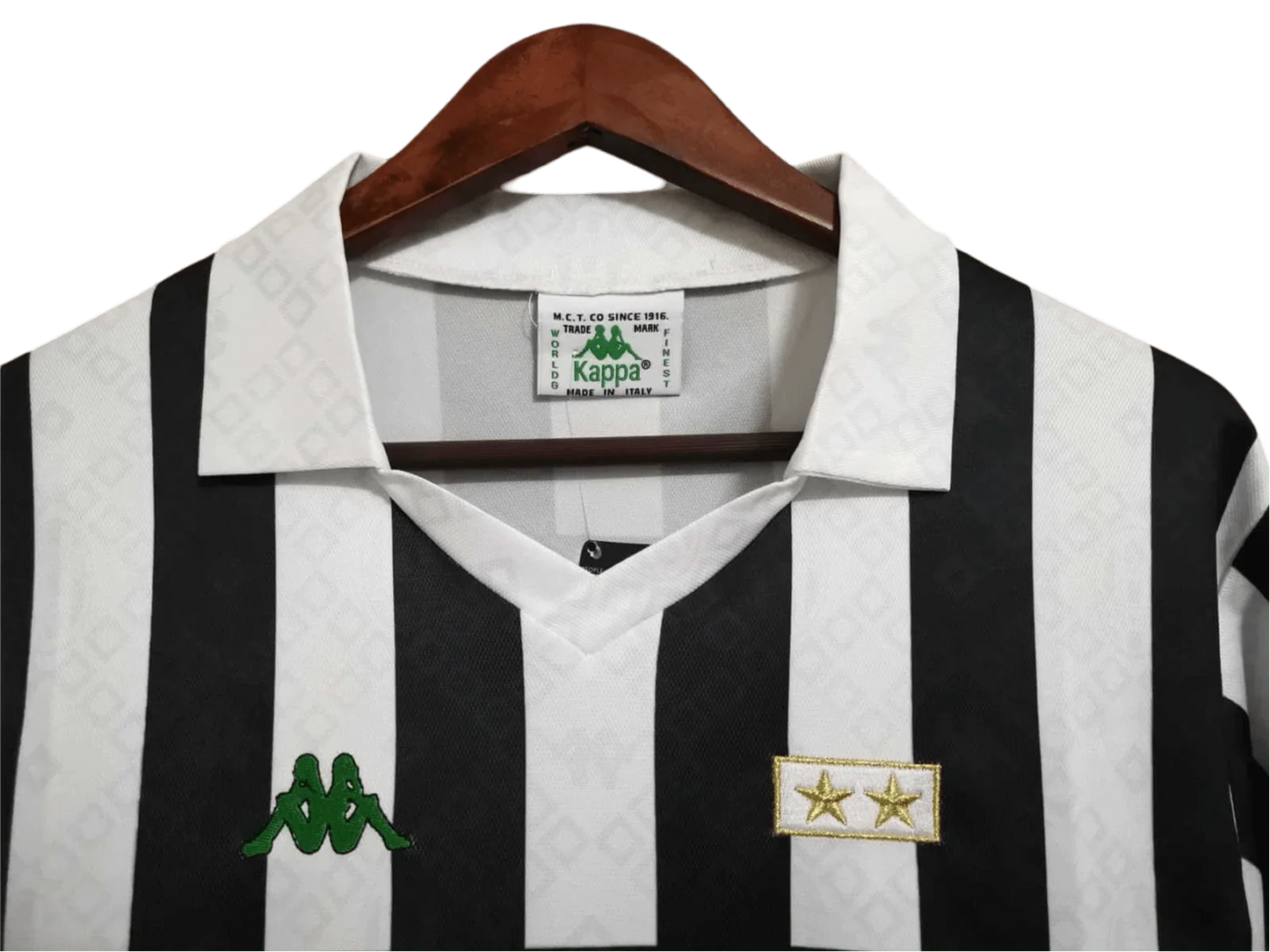 https://cdn.shopify.com/s/files/1/0826/7228/8075/files/19921994-juventus-danone-home-retro-kit-classickits433-249231.webp?v=1741198790