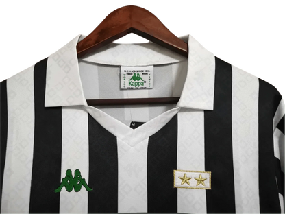 https://cdn.shopify.com/s/files/1/0826/7228/8075/files/19921994-juventus-danone-home-retro-kit-classickits433-249231.webp?v=1741198790