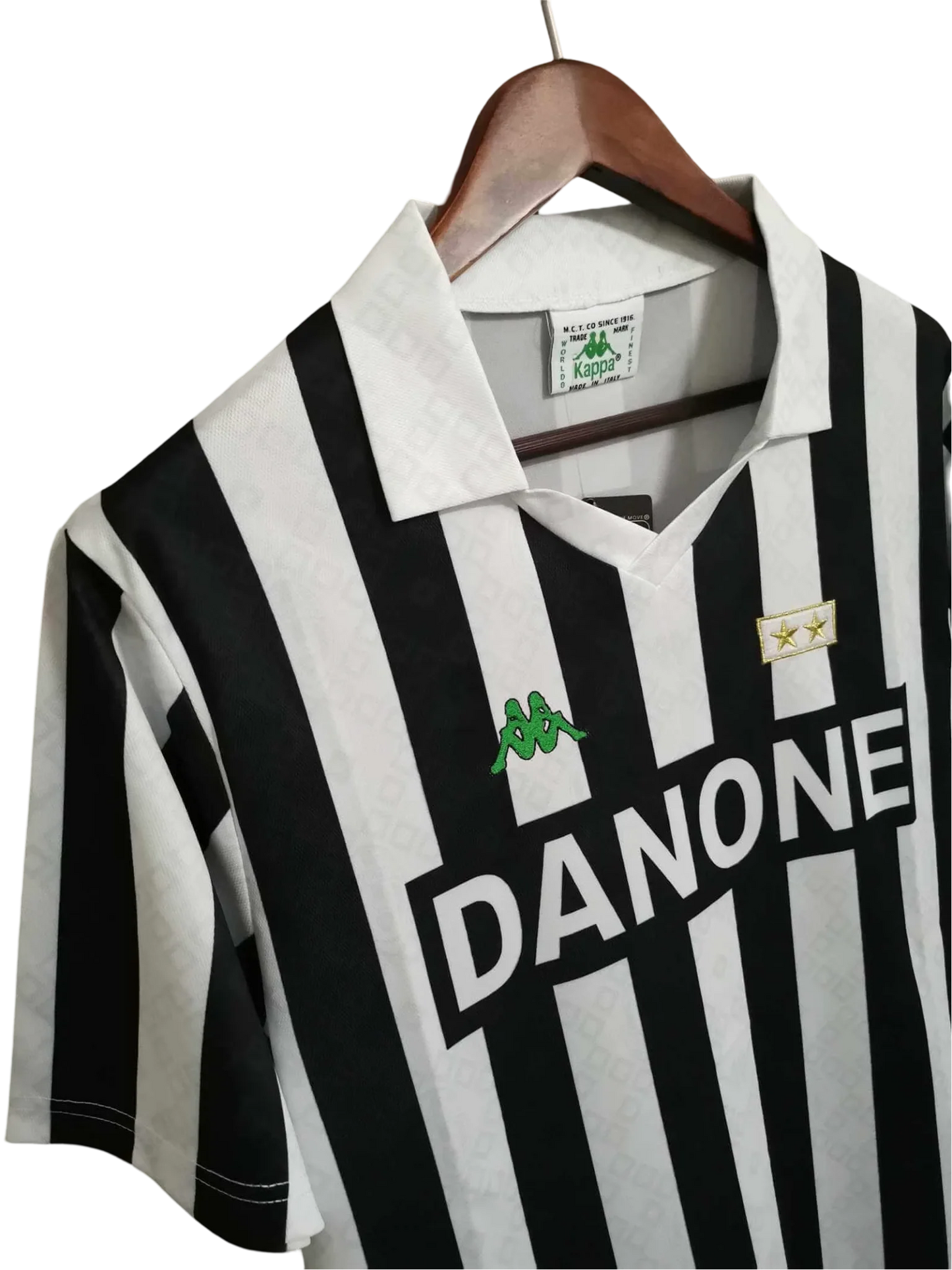 https://cdn.shopify.com/s/files/1/0826/7228/8075/files/19921994-juventus-danone-home-retro-kit-classickits433-621806.webp?v=1741198789