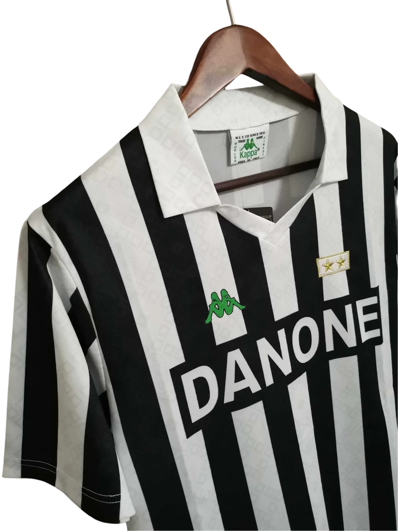 https://cdn.shopify.com/s/files/1/0826/7228/8075/files/19921994-juventus-danone-home-retro-kit-classickits433-621806.webp?v=1741198789