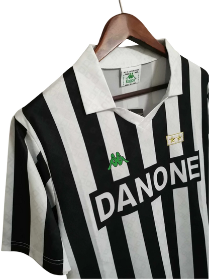 https://cdn.shopify.com/s/files/1/0826/7228/8075/files/19921994-juventus-danone-home-retro-kit-classickits433-621806.webp?v=1741198789