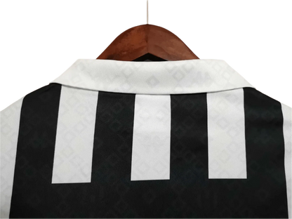 https://cdn.shopify.com/s/files/1/0826/7228/8075/files/19921994-juventus-danone-home-retro-kit-classickits433-660382.webp?v=1741198787