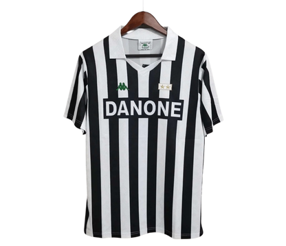 https://cdn.shopify.com/s/files/1/0826/7228/8075/files/19921994-juventus-danone-home-retro-kit-classickits433-731410.webp?v=1741198789