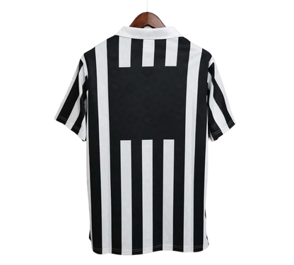 https://cdn.shopify.com/s/files/1/0826/7228/8075/files/19921994-juventus-danone-home-retro-kit-classickits433-835473.webp?v=1741198786
