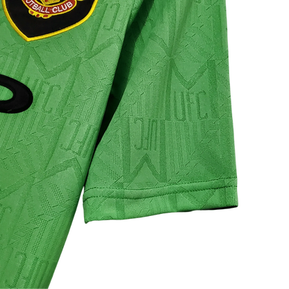 https://cdn.shopify.com/s/files/1/0826/7228/8075/files/19921994-manchester-united-sharp-green-yellow-third-retro-kit-classickits433-275600.webp?v=1741199190