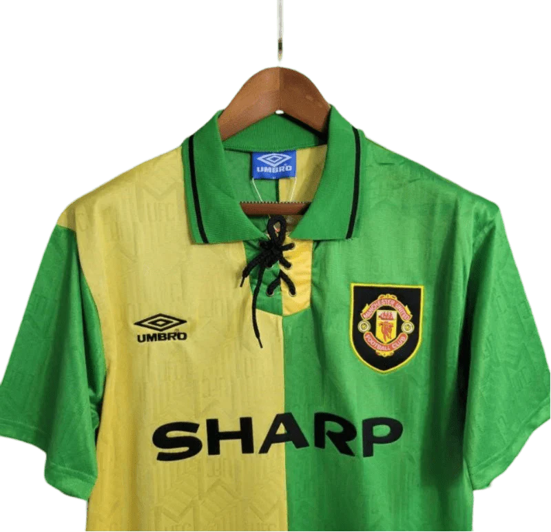 https://cdn.shopify.com/s/files/1/0826/7228/8075/files/19921994-manchester-united-sharp-green-yellow-third-retro-kit-classickits433-398454.webp?v=1741199190
